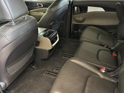Used 2026 Kia Carnival LXS FWD image 13