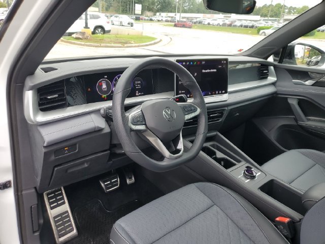 Used 2025 Volkswagen Tiguan SE R-Line AWD/4WD image 24