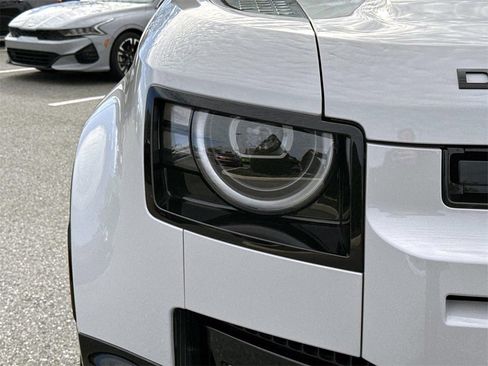 New 2026 Land Rover Defender 110 X-Dynamic SE image 9