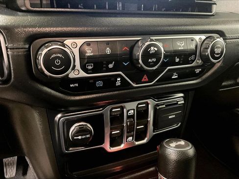 Used 2024 Jeep Wrangler Unlimited Sahara AWD/4WD image 25