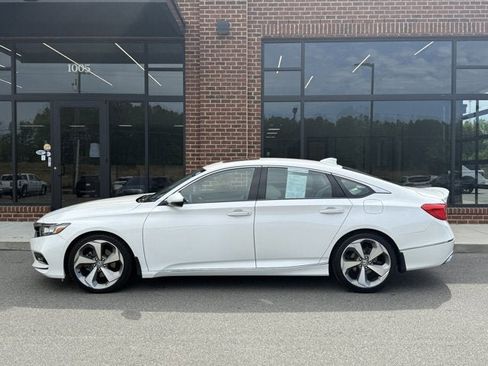 Used 2018 Honda Accord Touring image 3