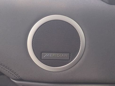 Certified 2025 Land Rover Discovery S image 31