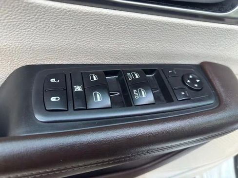 Used 2018 Chrysler Pacifica Touring-L FWD image 12