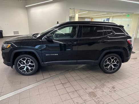 Used 2025 Jeep Compass Limited AWD/4WD image 2