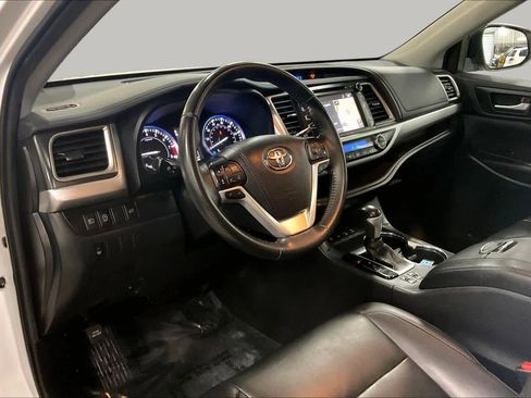 Used 2019 Toyota Highlander XLE AWD/4WD image 18