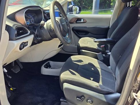 Used 2017 Chrysler Pacifica Touring FWD image 9