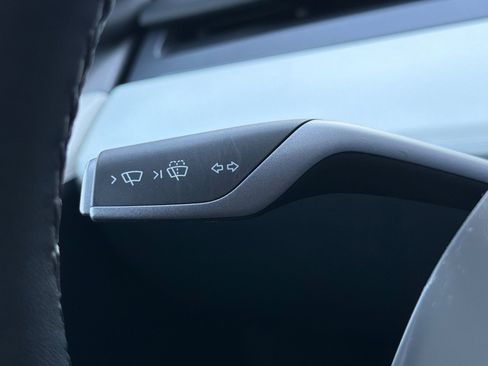 Used 2024 Tesla Model Y 2WD image 32