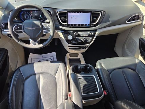 Used 2022 Chrysler Pacifica Touring-L image 10