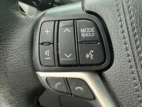 Used 2020 Toyota Sienna XLE w/ XLE Navigation Package FWD image 16