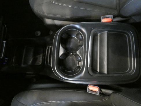 Used 2023 Chrysler Pacifica Touring FWD image 16