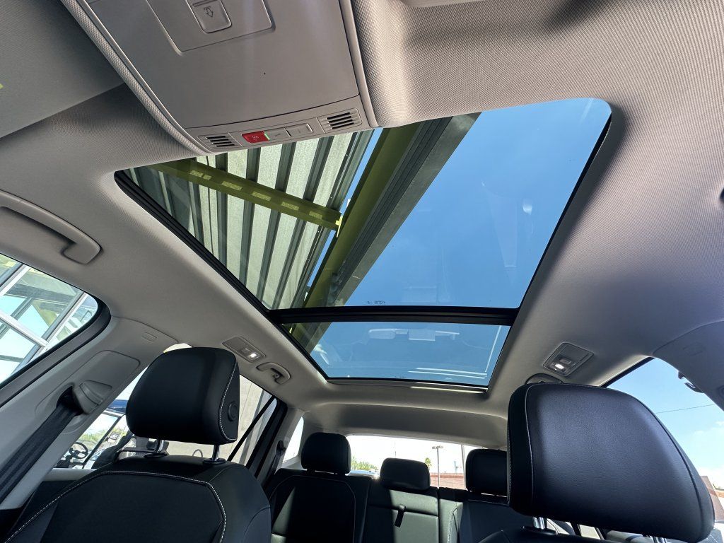 Used 2022 Volkswagen Tiguan SE w/ Panoramic Sunroof Package AWD/4WD image 30