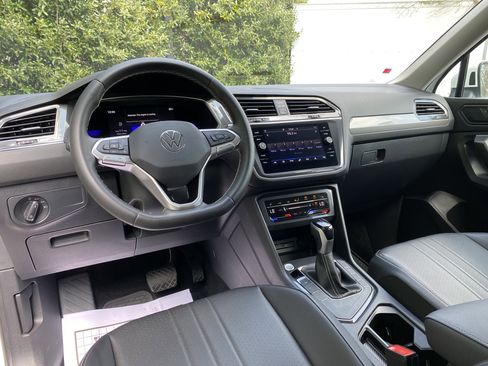 Used 2023 Volkswagen Tiguan SE image 33