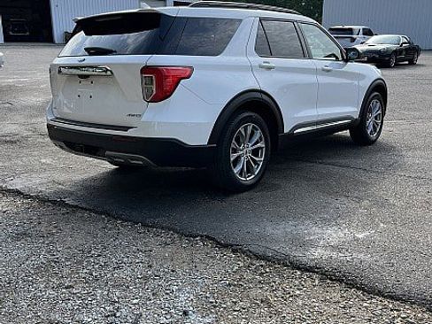 Used 2023 Ford Explorer XLT w/ Equipment Group 202A AWD/4WD image 7