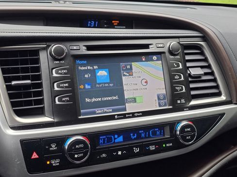 Used 2017 Toyota Highlander XLE AWD/4WD image 39