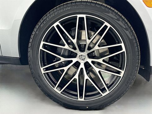 Certified 2025 Porsche Macan image 37
