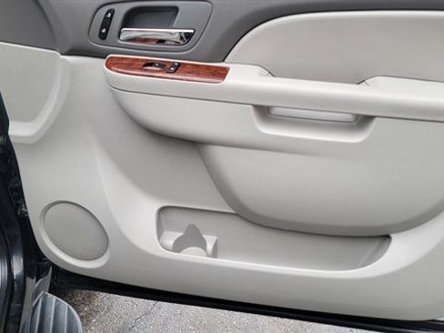 Used 2011 Chevrolet Suburban LT image 38