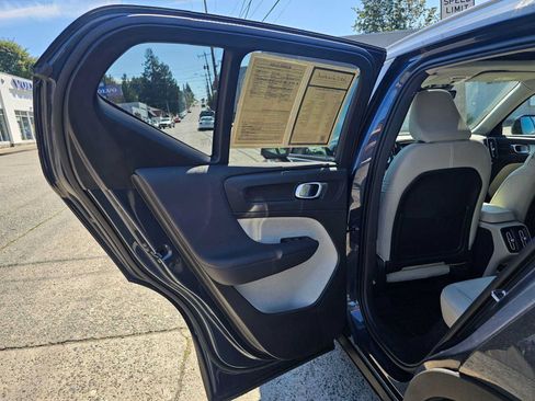 Used 2021 Volvo XC40 T5 Momentum w/ Premium Package AWD/4WD image 17
