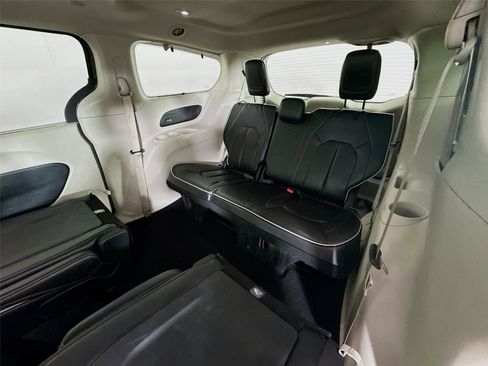 Used 2023 Chrysler Pacifica Limited FWD image 21