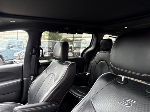 Used 2023 Chrysler Pacifica Limited w/ S Appearance Package FWD image 22