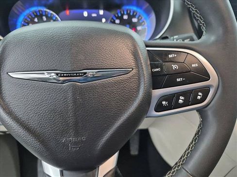 Used 2023 Chrysler Pacifica Touring-L FWD image 30