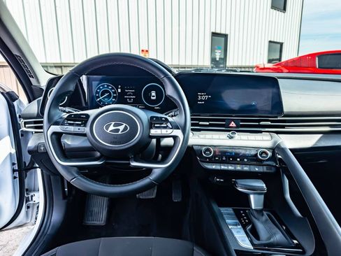 Used 2025 Hyundai Elantra SEL image 10