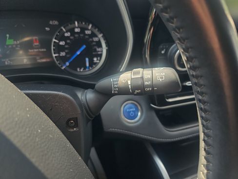 Used 2021 Toyota Highlander XLE AWD/4WD image 19