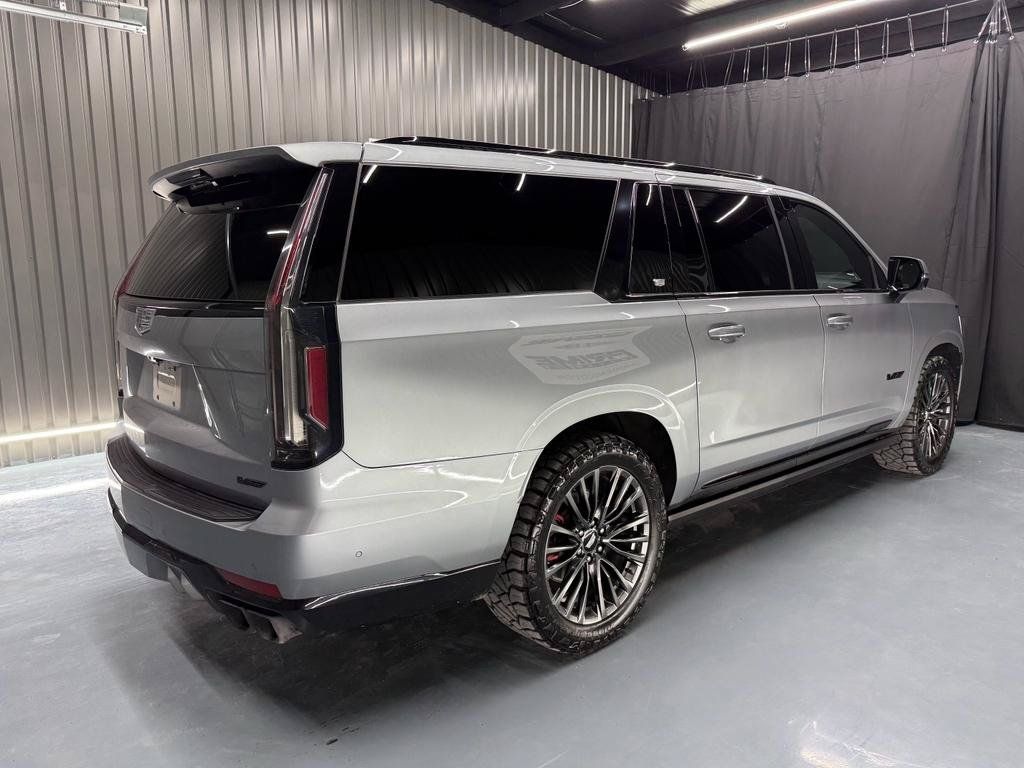 Used 2024 Cadillac Escalade ESV V w/ Heavy-Duty Trailer Package AWD/4WD image 3