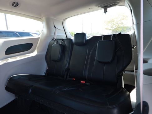 Used 2024 Chrysler Pacifica Touring-L FWD image 23