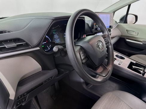 Used 2024 Toyota Sienna LE FWD image 9