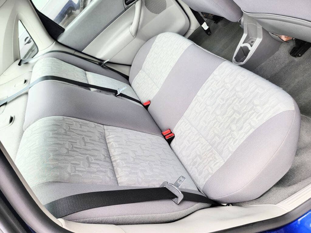 Used 2005 Ford Focus ZX4 Sedan FWD image 14
