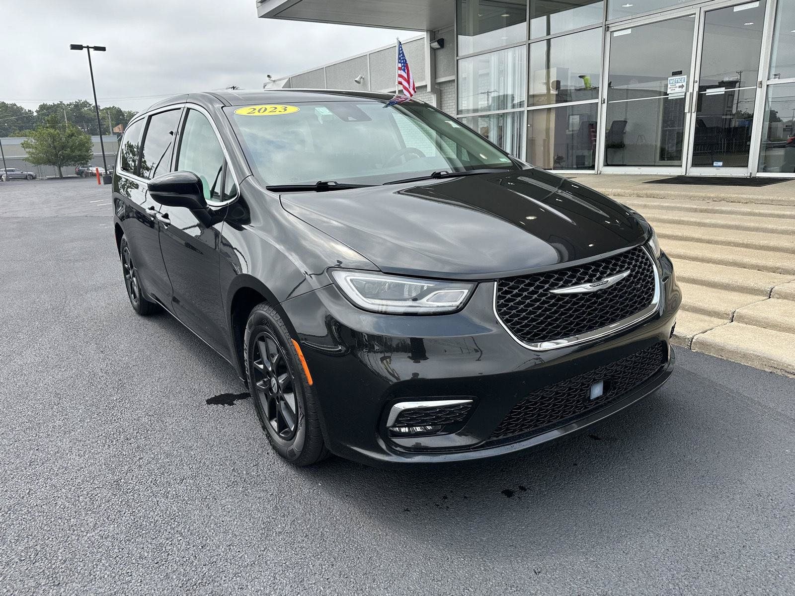 Used 2023 Chrysler Pacifica Touring-L FWD image 3