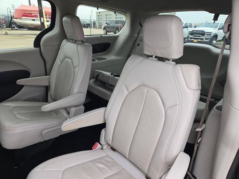 Used 2020 Chrysler Pacifica Touring-L Plus FWD image 22