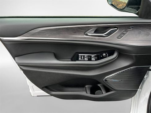 Used 2024 Jeep Grand Cherokee Overland w/ Luxury Tech Group IV image 17