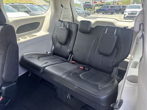 Used 2023 Chrysler Pacifica Touring-L FWD image 11