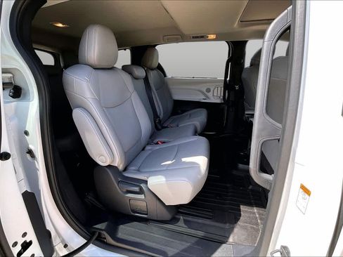 Used 2026 Toyota Sienna XLE FWD image 19