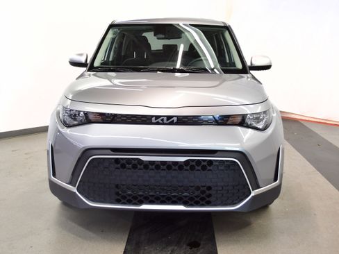 Used 2025 Kia Soul LX w/ LX Technology Package FWD image 3