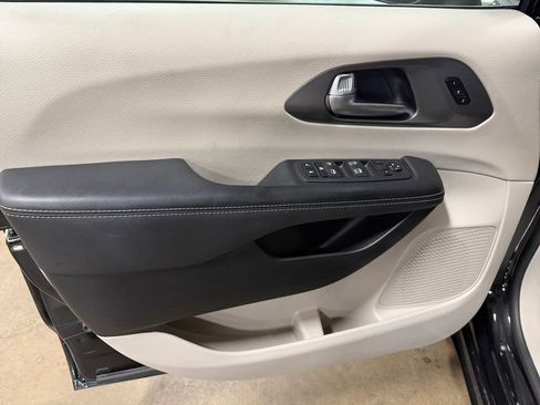 Used 2023 Chrysler Pacifica Touring-L FWD image 29