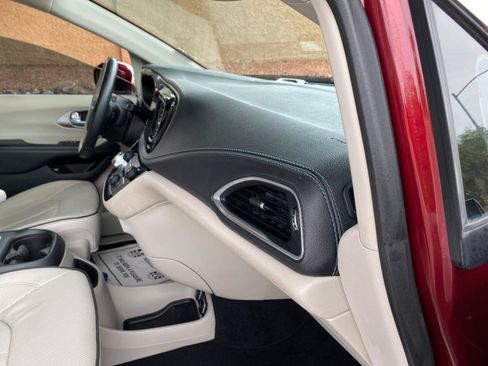 Used 2018 Chrysler Pacifica Limited FWD image 57