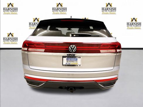 Used 2024 Volkswagen Atlas Cross Sport SE image 6