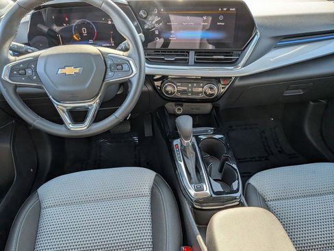 Used 2025 Chevrolet Trax LT w/ LT Convenience Package FWD image 19