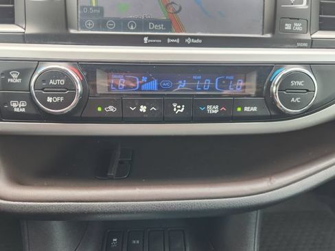 Used 2019 Toyota Highlander XLE FWD image 18