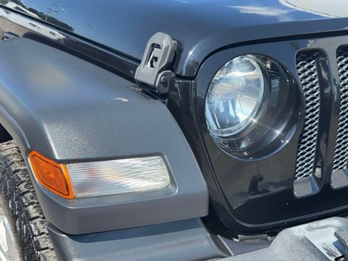 Used 2018 Jeep Wrangler Sport AWD/4WD image 9