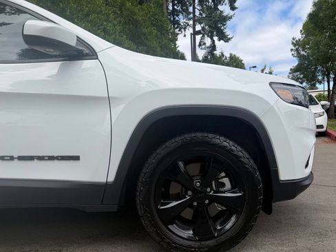 Used 2021 Jeep Cherokee Latitude Plus AWD/4WD image 3