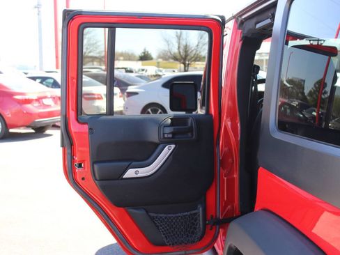 Used 2016 Jeep Wrangler Unlimited Rubicon w/ Connectivity Group AWD/4WD image 17