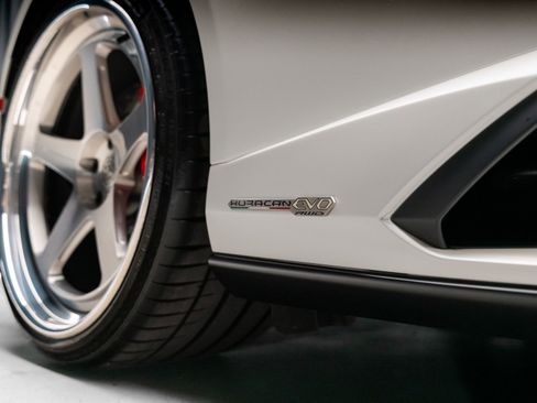Used 2021 Lamborghini Huracan EVO RWD image 35
