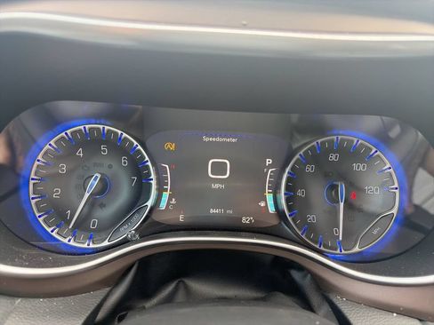 Used 2018 Chrysler Pacifica Touring-L Plus FWD image 31