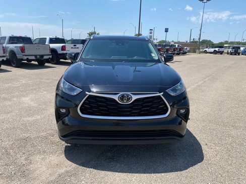 Used 2021 Toyota Highlander XLE AWD/4WD image 9