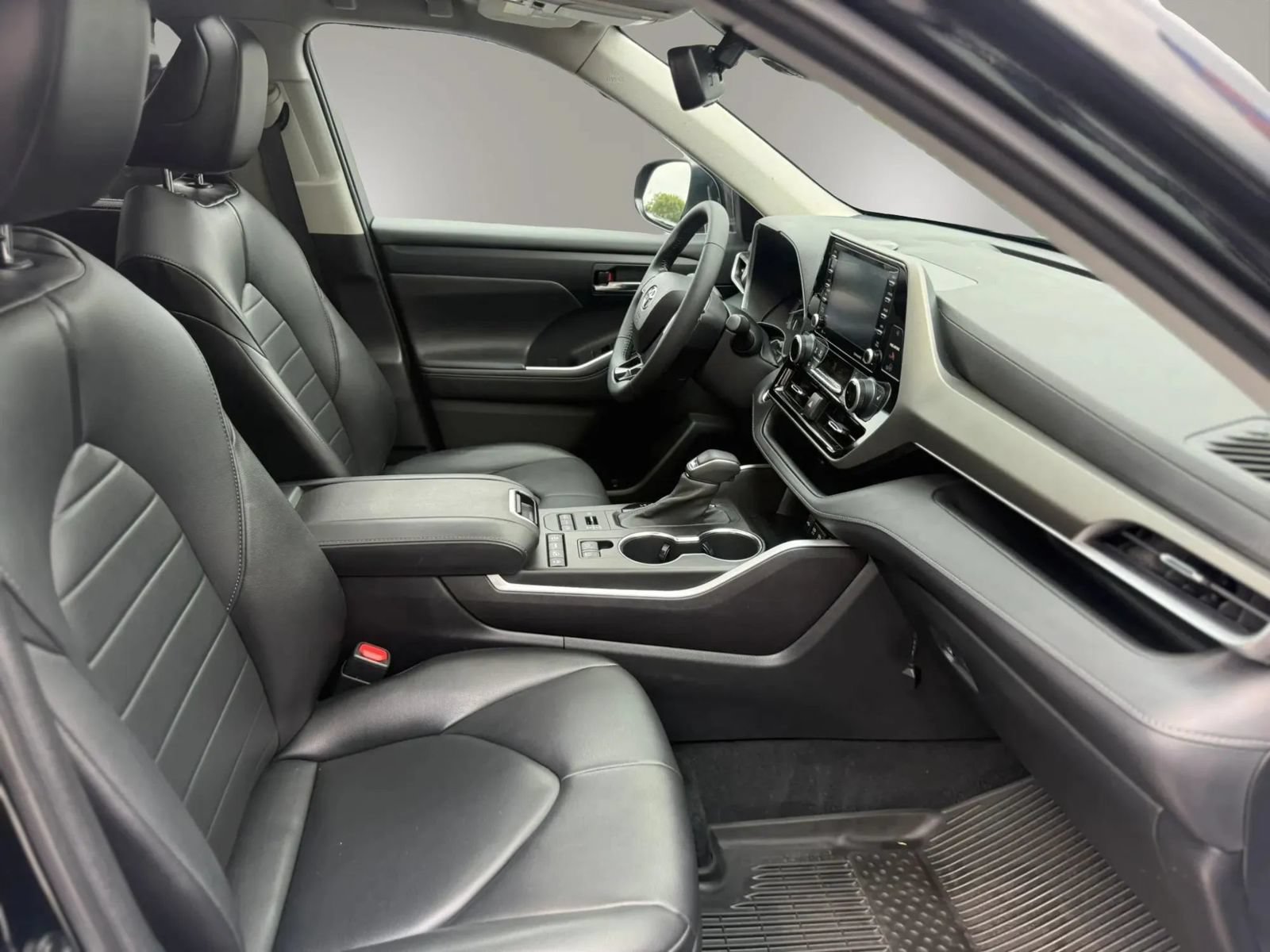 Used 2021 Toyota Highlander XLE AWD/4WD image 48