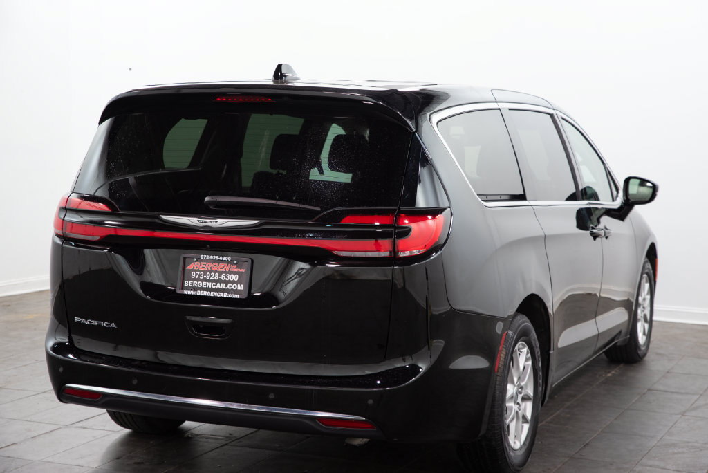 Used 2024 Chrysler Pacifica Touring-L FWD image 15