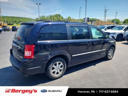 Used 2010 Chrysler Town & Country Touring FWD image 4